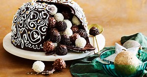 How to make a chocolate Christmas smash cake