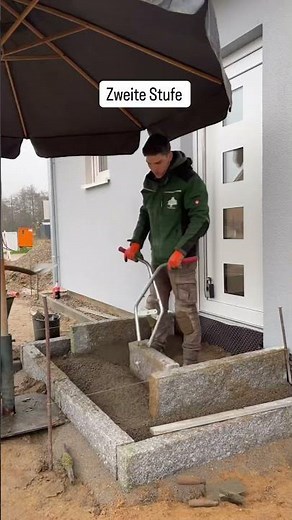 So bauen wir ein Eingangspodest #gartenbau #pflastern #garten #naturstein