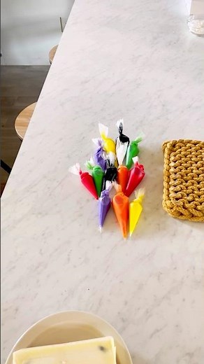 Royal icing recipe makes 24 piping bags and 6 colors. Cookies and Royal Icing how to.