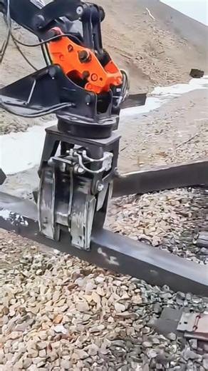 JINGGONG Excavator & Railway on Instagram: "Powering railway maintenance for Russian customers, efficient and stable sleeper replacement, integrating old sleeper removal, ballast cleaning, new sleeper laying and precise alignment. Strong hydraulic system, reliable performance, adaptable to complex working conditions, providing stable equipment support for overseas railway construction, customizable for different lines."