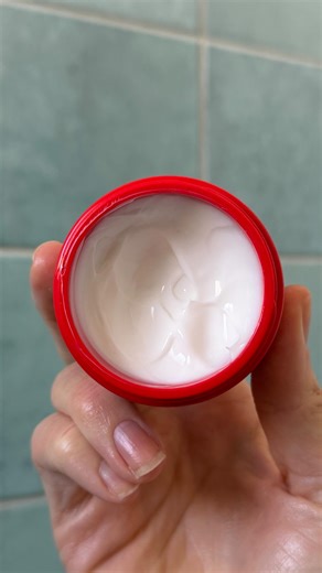 Madeleine Edwards on Instagram: "I wear more makeup at this time of year and at the end of the day, I cannot wait to take it all off and get my skin feeling calm again. This is Kiehls’ Ultra Facial Meltdown Recovery Cream, and in 5 seconds, my skin feels comforted. This will be great for you if you have dry, sensitive skin. Suitable for use on mild eczema-prone skin too! *Consumer self-assessment, 65 subjects, 5 seconds after application. AD @kiehlsanz #KiehlsMeltdown #KiehlsANZ"