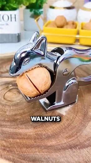 This is how professionals open walnuts