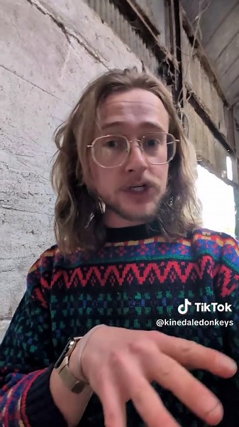 Ag freagairt @jliz663 why do donkeys face the wall? he actually can see the whole room from there, his eyes are positioned that the donkeys can see all four of their own feet. His blind spots include directly in front often when the donkeys are resting they drop their heads and can look a bit sad but look for the resting back feet