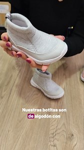 ¡Ya llegaron las botitas que tu Mini no se va a querer sacar! ❄️❤️ Reforzadas, cómodas y lo mejor: no se le desatan los cordones 😅 las más prácticas del mundo! Aprovechalas con 15% OFF x lanzamiento y ADEMÁS 💥 ¡6 cuotas sin interés! 💥 ✔️ 15% OFF adicional por transferencia. ✔️ Envío gratis desde $120.000 👉 Elegí entre gris o estampado Amelia | Mini Ánima