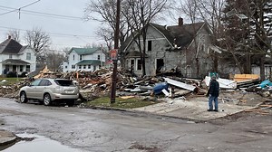 House explosion in south Toledo injures neighbor, rescue crews search debris