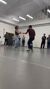 [NOUVEAU COURS DE LINDY HOP] #lindyhop #paris9 #cadetlife 🗣 RAPPEL 🗣 Bonsoir ! Un petit rappel pour toutes celles et ceux qui souhaitent se lancer dans la danse swing ! Ce mois-ci, nous avons lancé de nouveaux cours pour débutant·es en Lindy Hop et Solo Jazz dans la magnifique salle de Cadet. ✨ C'est une occasion unique d'apprendre ces deux disciplines du swing dans un même parcours pédagogique, avec notre talentueuse équipe de Shake That Swing. 🥰 ET IL NE RESTE PLUS QUE QUELQUES PLACES ! 😱 