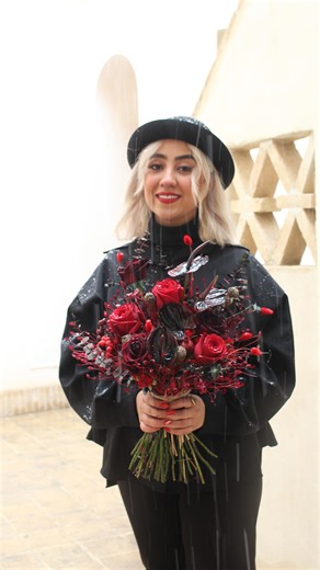 ‎گل لنا اصفهان | الناز موسوی | گلفروشی انلاین | لنافلاور‎ on Instagram‎: "یه دسته‌گل یلدایی برای شبایی که قراره خاطره بشن 🍷 یه همکاری عالی داشتیم با دخترای هنرمند و مستقل که فردا قراره خروجیشو ببینی باهامون همراه باش🩵🧡 #یلدا #شبیلدا #شب_یلدا #دستهگل #دستهگلعروس"‎