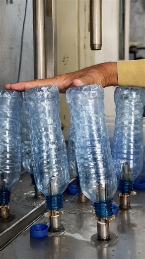 FrankBaun Play on Instagram: "¡Así se llenan 1000 botellas de agua por minuto! 💧 #fbviralvideo #tendencias #frankbaun #curiosidades #agua"