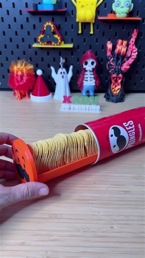 3D Printed Pringles Chips Slider Tray with Functional Lid | STL at Bio | Filament by @3DHoJor #3dprinting #3dprinter #3dprinted