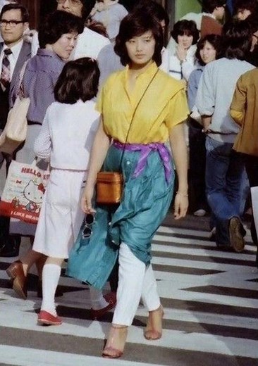 【Heibon 】1979 年 7 月号刊登的20岁的百惠的照片，黄蓝白的撞色，十分夺目。