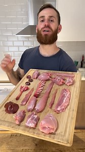 Como porcionar animales cuadrúpedos. Esta técnica es de las más interesantes para aprender, pues se puede aplicar a casi todos los cuadrúpedos. Obviamente, dependiendo del tamaño del animal y de su proporcion de hueso, músculo y grasa, así como de su morfología, se podrá hacer con unos materiales u otros y utilizarse para unas elaboraciones u otras, pero la base es la misma y las partes principales (paletillas, jamoncitos, lomos, solomillos, falda, costillas o chulletillas, cuello y órganos) son