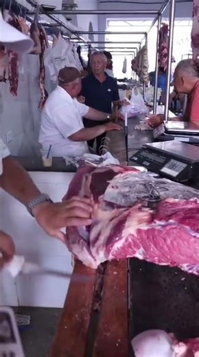 CARNE FRESCA SENDO CORTADA NO NORDESTE BRASILEIRO