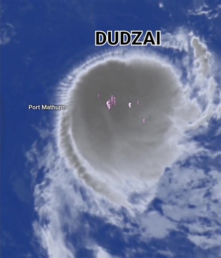 🌪️ Cyclone DUDZAI : Vigilance renforcée à Rodrigues 🌪️ ⚠️ Une classe 2 de cyclone est en vigueur sur l’île Rodrigues alors que la tempête tropicale DUDZAI continue son évolution dans la région. 📍 Aux premières heures de ce dimanche 18 janvier, le système se trouvait à plusieurs centaines de kilomètres de Rodrigues et poursuit sa route vers le sud-ouest, se rapprochant progressivement de l’île. 💨 Les autorités météorologiques suivent la situation de très près, car DUDZAI pourrait influencer l