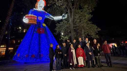 Cientos de figuras iluminan Paseo de la Reforma por el Día de Muertos