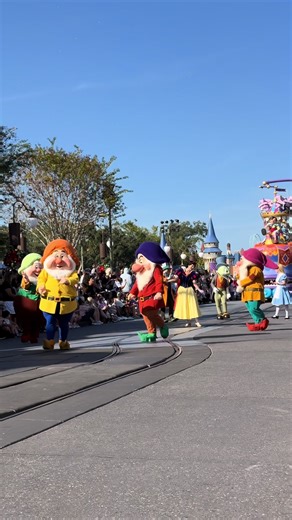 Snow white is that girl 🙌 #snowwhite #snowwhiteandthesevendwarfs #festivaloffantasyparade #takingapicture