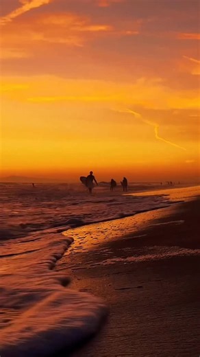 Sunsets in Surf City USA® 🌅 🎥 @ed_brookes @visitcalifornia #WaveWednesday #SurfCityUSA #HuntingtonBeach #BeHere #MoreHB #VisitHB | Visit Huntington Beach