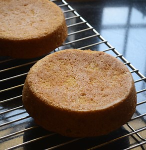 Vegan Vanilla Sponge Cake Recipe with Aquafaba – Video