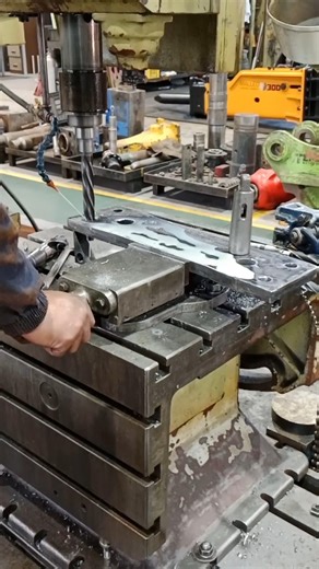 SERVICING MINING REINFORCER PARTS USING DRILLING MACHINE IN MANUFACTURING WORKSHOP (LUBRIFIANT)