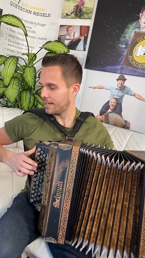 Auf geht’s mit der Pretuler Polka – und einer ganz besonderen Information. 🎶🥳 Was hat diese flotte Polka mit der Harmonika-Lernreise gemeinsam? 🤔 Finde es heraus, indem du dir das Video bis zum Ende anschaust. 🎶 Viel Spaß beim Zuhören 🪗😊 #steirischeabereinfach #quetschnacademy #steirischeharmonika | Quetschn Academy - Die Steirische Harmonika Schule
