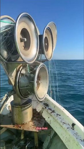 سحب شبكة صيد السمك من البحر… والنتيجة سمكة واحدة فقط 🎣