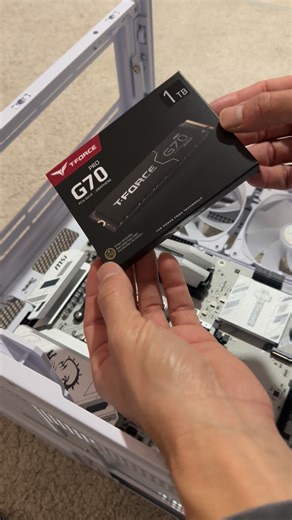 Diogo Correia on Instagram: "@teamgroupinc T-Force G70 Pro 1TB M.2 NVMe SSD ✨ Is a high-performance internal storage solution designed for gaming PCs, laptops, and creative workstations that demand blazing fast speeds and responsive performance. Built on the PCIe Gen4×4 NVMe interface, this SSD delivers sequential read speeds up to 7400 MB/s and write speeds up to 5500 MB/s, enabling rapid game load times, quick file transfers, and snappy system responsiveness. ￼ Featuring 3D NAND flash memory a