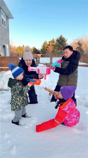 Cute snow fight 😆