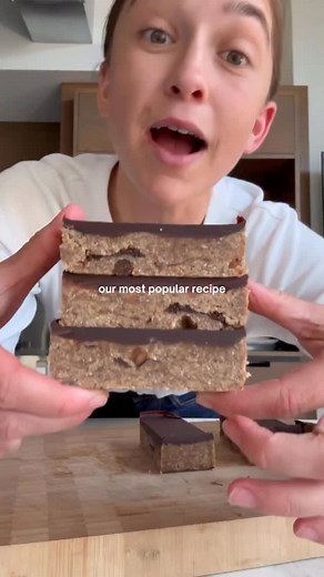 Our all time favourite (and most popular) snack recipe > Apricot Bumper Bars 🧡🧡🧡 We have sooo many delicious recipes like this waiting for you on the TRS app! Comment APRICOT and we’ll send you the link with our cheapest prices ever xx | Two Raw Sisters