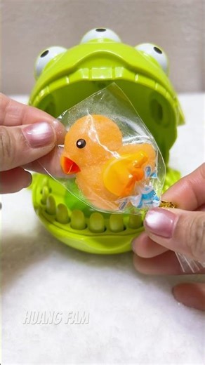 ALIEN DENTIST EATING GUMMY CANDY