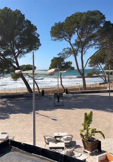 📍 Live am Plaza de Tora – Paguera, Mallorca 🌴 Schau dir mit dieser Kamera den wunderschönen Plaza de Tora und den Strand von Paguera in Echtzeit an! ☀️🌊 Genieße den Blick auf das glitzernde Mittelmeer, den goldenen Sand und das entspannte Treiben am Strand – perfekt für Urlaubs-Vibes direkt aus Spanien 🇪🇸. Ideal, um den Moment einzufangen, wo Sonne, Meer und mallorquinische Lebensfreude aufeinandertreffen! 💛🌅 #Paguera #Mallorca #LiveCam #TravelVibes #BeachLife