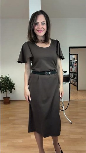 Letní šaty s volánovým rukávem MELKI hnědé s páskem 🤎