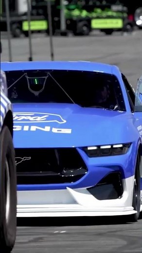 Ford, Mustang Cobra Jet 2200, sets a world record by reacing 355 km/h in 6.87 seconds.