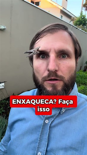 Muita gente acha estranho, mas existe uma explicação técnica plausível para o fato de algumas pessoas sentirem alívio da dor de cabeça ou da enxaqueca ao colocar um prendedor de roupa ou um prendedor de cabelo na região da sobrancelha. Essa área é altamente inervada, principalmente por ramos do nervo trigêmeo, que participa diretamente dos mecanismos neurológicos da dor facial e da enxaqueca. Quando aplicamos uma pressão contínua e localizada nessa região, o cérebro pode reduzir parcialmente a p