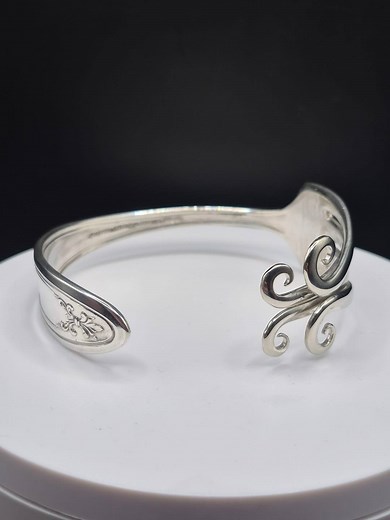 Watch me create this simple but beautifully designed bracelet from an old fork perfect for any DIY enthusiast to try themselves at home ✨️ Vinted: tm_crafter | Tom O Crafter