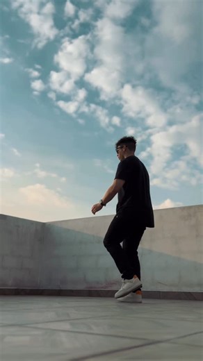 Luis | Tutor de Danza Urbana on Instagram: "Roboting 🤖🦾🦿 #dance #hiphopdance #awesome #robot #popping"