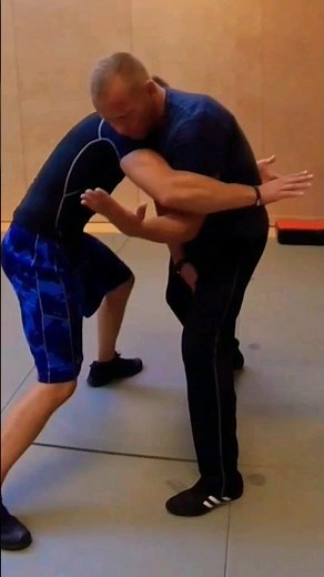 Escape a bearhug - SAMI-X Krav Maga Selbstverteidigung Varianten