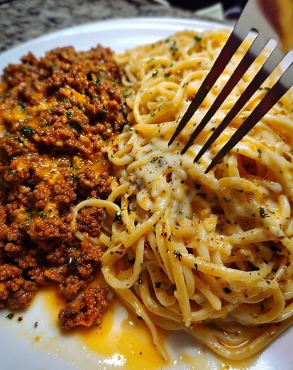 Cajun Ground Beef Linguine with Velveeta and Creamy Garlic Alfredo Ingredients: 1 lb ground beef 12 oz linguine pasta 1 tbsp olive oil 4 tbsp unsalted butter, divided 4 cloves garlic, minced 1½ tsp Cajun seasoning ½ tsp smoked paprika Salt and black pepper, to taste 1½ cups heavy cream ¾ cup low-sodium chicken broth 1 cup cubed Velveeta cheese ¾ cup shredded mozzarella cheese ½ cup grated Parmesan cheese 2 oz cream cheese, softened ½ tsp Italian seasoning Chopped parsley or dried herbs, for garn