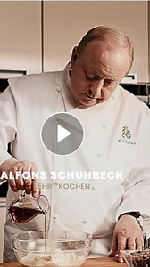 Alfons Schuhbeck ist Deutschlands bekanntester Sternekoch und zählt zu den erfolgreichsten Köchen des Landes. Alfons kochte bereits für The Beatles, Charlie Chaplin, diverse Staatsoberhäupter sowie die Stars des FC Bayern München. Der heute 70-Jährige wurde vom GaultMillau als „Koch des Jahres“ ausgezeichnet und betreibt eine ebenfalls vom GaultMillau ausgezeichnete Kochschule in München. Erfahre Alfons Erfolgsrezept und lerne alle wichtigen Kochtechniken intuitiv zu beherrschen. Alfons zeigt Di