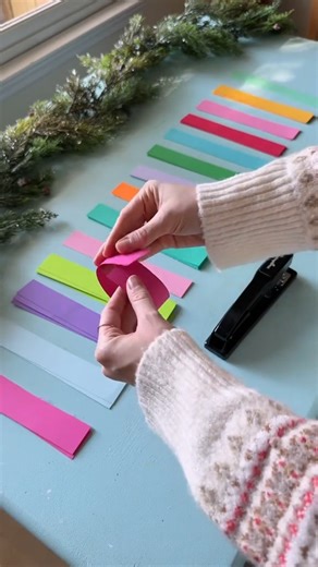 Kelley on Instagram: "Obsessed with paper chain garlands this Christmas 🎄 Made way too many already… this is the quickest + easiest way 😉 How many should I make next? 👀👇 #paperchaingarland #christmascrafts #holidaydiy #christmasdecorating #simplechristmas #festivedecor"