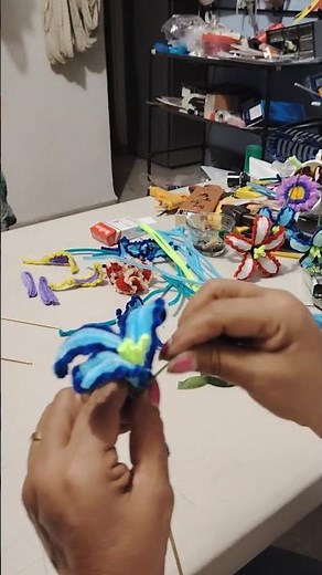 creando flores eternas de limpia pipas