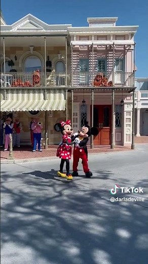Mickey and Minnie Mouse dancing at Disneyland (HD)