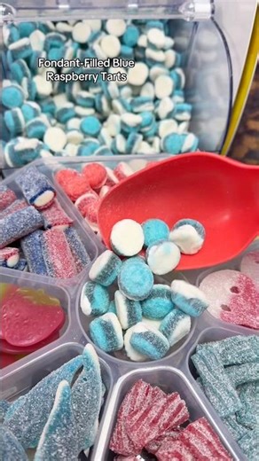 🍓🟦Let’s make a BLUE RASPBERRY VS STRAWBERRY Candy Platter! Blue razz or strawb?!🟦🍓 #shorts