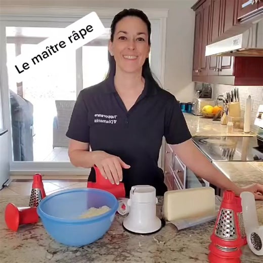 Tanné de râper ton fromage à main ? 💡 J'ai une solution pour toi ! 😁 Tu pourras râper autant de fromage que tu veux sans trop d'efforts ! Le Maître Râpe Tupperware est un outil manuel révolutionnaire qui rend la préparation des aliments super facile et rapide ! 🧀 🍓 Grâce à sa poignée rotative et sa ventouse ultra-adhérente, il reste solidement en place sur ton plan de travail, te permettant de râper, trancher ou moudre en toute sécurité et sans effort. 🥒 Avec ses différents embouts, tu peux