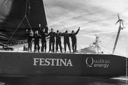 El ‘Maxicat Victoria’ de Álex Pella vuelve a Dénia tras batir el récord de la Ruta del Descubrimiento