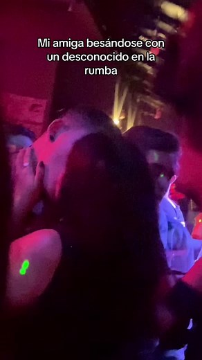 Siempre apoyando vale 😂😂 #fyp #rumba #amigas #beso #parati | besos de mujeres mujer