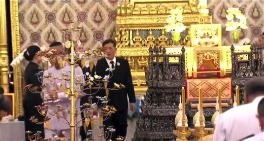 สมเด็จพระศรีนครินทราบรมราชชนนีทรงอภิบาลพระราชโอรส-ธิดาให้ทรงงามเป็นที่ชื่นตาชื่นใจแก่ข้าแผ่นดินทั้งปวงได้ฉันใด แม้เมื่อมีพระราชนัดดาก็ทรงอบรมบำรุงทั้งพระวรกายและพระหฤทัยของพระราชนัดดาให้ทรงพระเจริญสวัสดีด้วยอานุภาพของความรักและความสนิทสนมที่ทรงมีพระราชทานให้เสมอฉันนั้น เมื่อกล่าวถึงความสนิทแนบแน่นของสมาชิกในราชสกุลมหิดลนั้น ไม่ว่ากาลเวลาจะผันแปรให้แต่ละพระองค์ทรงเปลี่ยนพระราชสถานะไปอย่างไรก็ตาม หากแต่ความผูกพันยังทรงมีในพระราชหฤทัยแต่ละพระองค์อย่างหนักแน่น ดังที่สมเด็จฯ เจ้าฟ้าฯ กรมหลวงนราธิวาสร