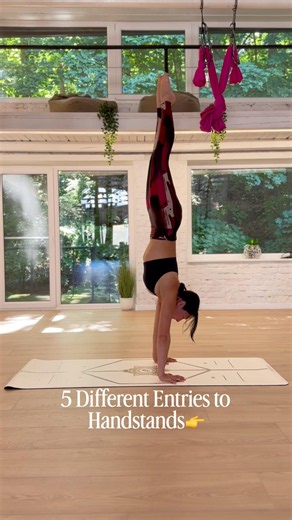 #handstand #handstandworkout #yoga #yogatransitions #yogatraining #inversion #strengthtraining