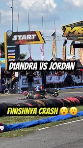 Crash saat masuk garis finish‼️ Detik-detik menegangkan perebutan gelar jawara Novice @matapanahcuprace ronde 1 di Boyolali antara @diandratrihardika dan @m_jordan257 🔥🔥 #BalapMotor #RoadRace #MXKing #Balap #mCR #Boyolali #Crash | BalapMotor.Net