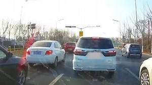 这才是正确的加塞方式,被加塞车辆表示心服口服!