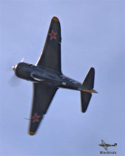 Watch the Yakovlev Yak-11 demonstrate its agility with a smooth roll over the Hahnweide Oldtimer Fliegertreffen 2025! Originally developed as an advanced trainer for Soviet fighter pilots, the Yak-11 combines classic warbird power with elegant handling. Captured during one of Europe’s most beloved vintage aviation events, this moment shows why the Yak-11 remains a crowd favorite among historic aircraft enthusiasts. 📍 Location: Hahnweide Airfield (Germany) 📆 Event: Hahnweide Oldtimer Fliegertre