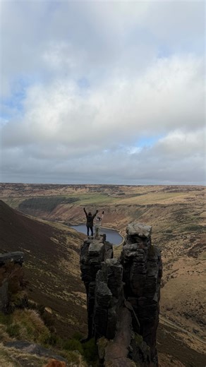 Ronnie the Retriever on Instagram: "Exploring the UK, one dog-friendly hike at a time 🇬🇧 Mini series — Episode 1 Extra special this one as we had Ronnie’s brother, Goose joining us🐕🐕 And a big thank you to @beckyandthespaniels for sharing this walk on her page 🤍 📍 Dovestone Reservoir – Trinnacle Walk Just under 10km and a bit of a challenge in places. Expect rocky scrambles (up and down), boggy sections, small river crossings, and one point where we had to lift the dogs — but nothing too w